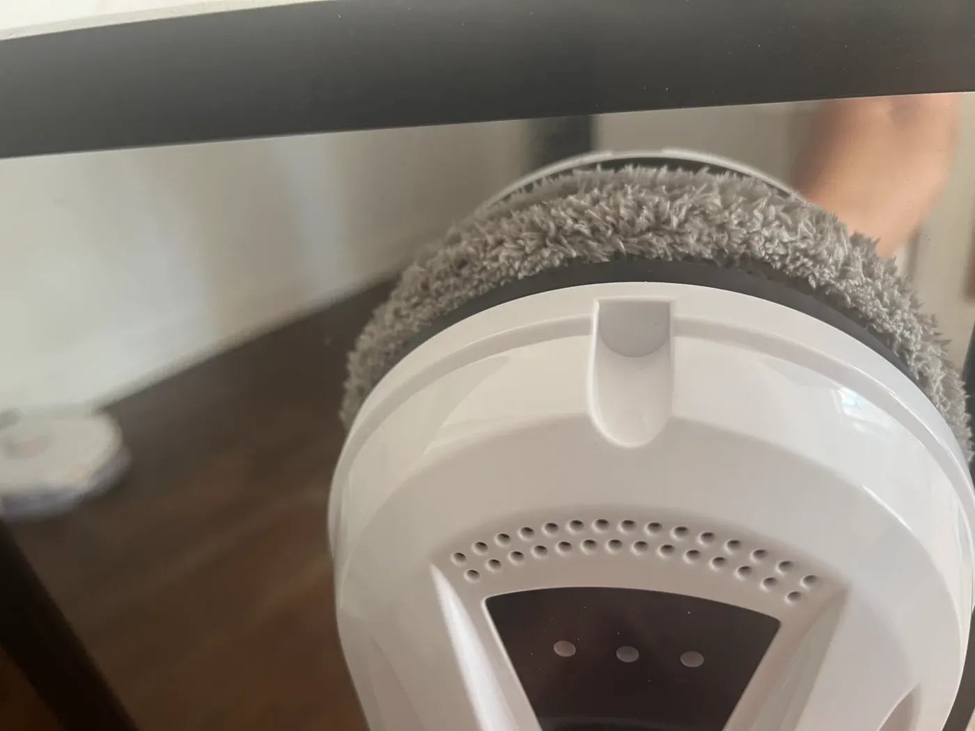 Robot lave-vitre plaqué sur un miroir de dressing