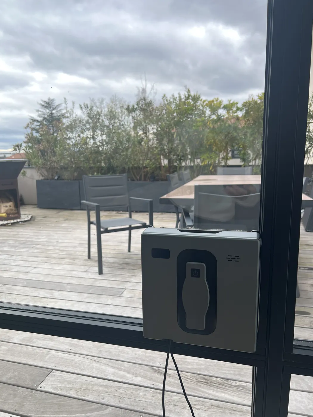 Robot lave-vitre carré en fonctionnement sur une verrière, photo prise lors de nos essais